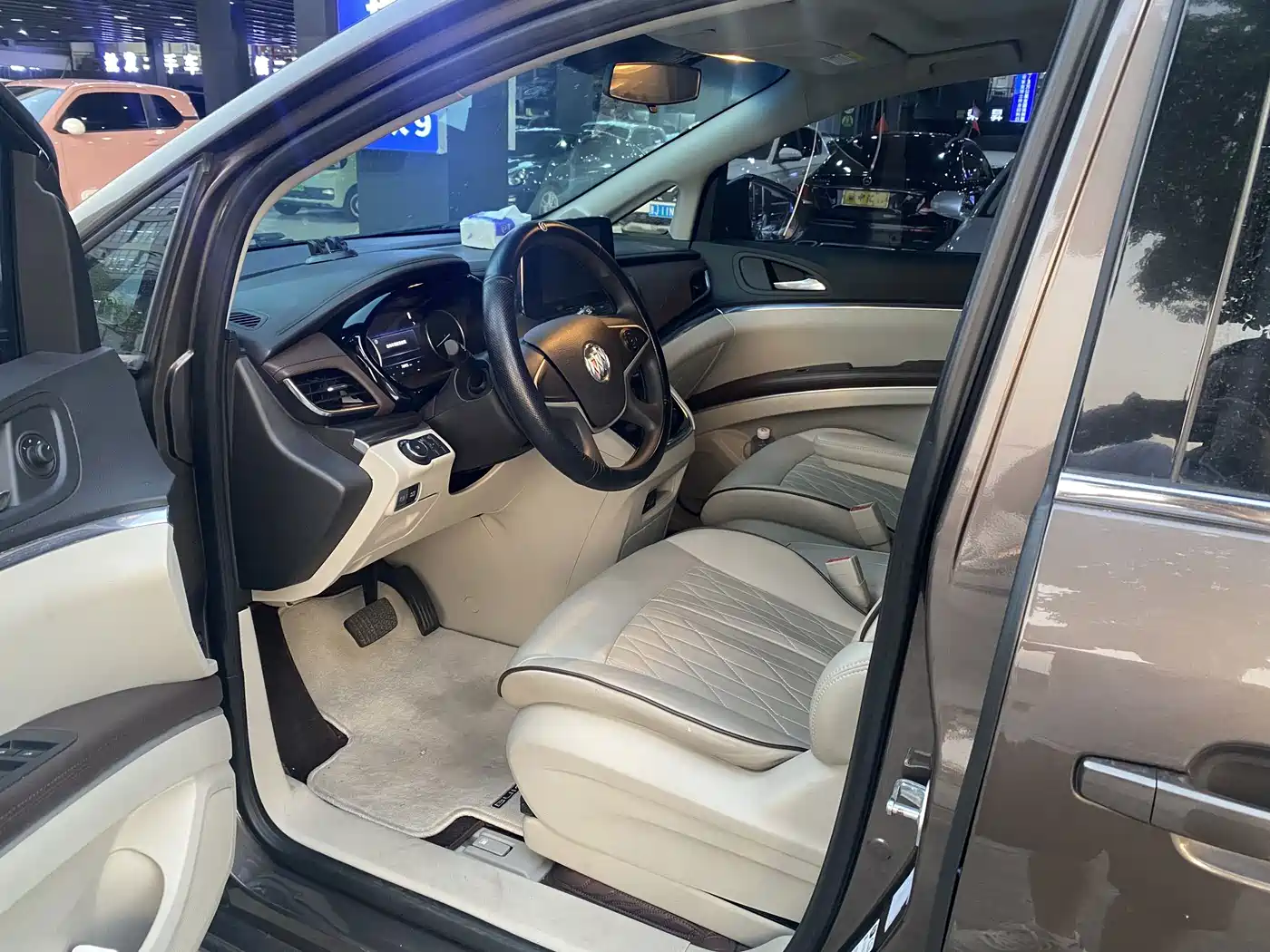 Photo 5 - Buick GL8