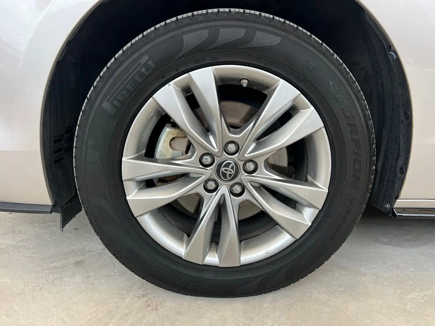 Toyota Sienna 2021 2.5L Hybrid Premium Edition фото 4