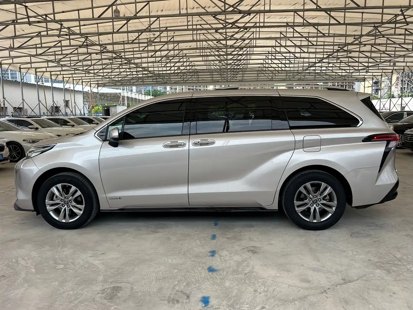 Toyota Sienna 2021 2.5L Hybrid Premium Edition фото 5