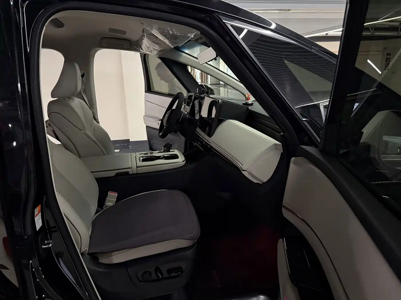 Lexus LM 2026 2023 500h 6-Seater Prestige Edition