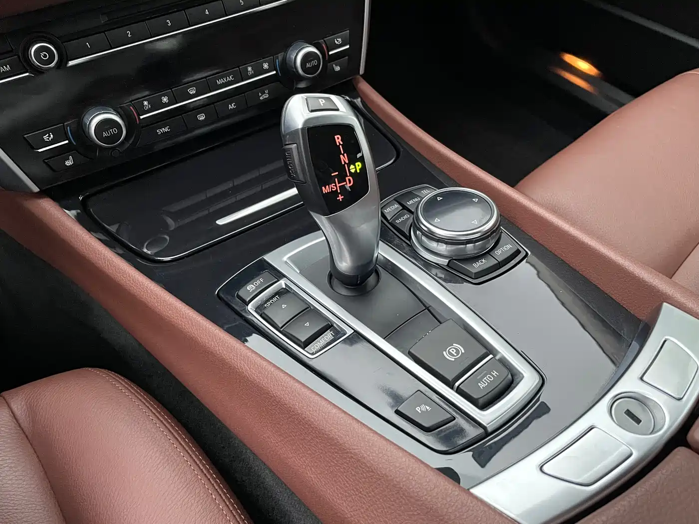 BMW 5 Series GT 2014 535i Leading фото 9