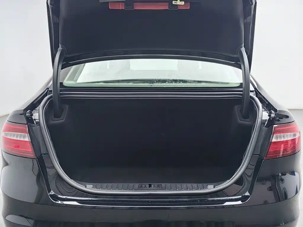 Photo 16 - Ford Taurus