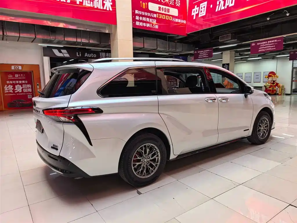 Toyota Sienna 2021 2.5L Hybrid Premium Edition фото 3