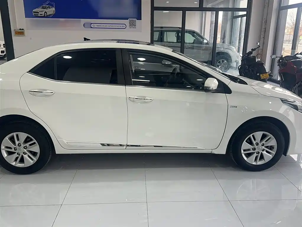 Toyota Corolla 2014 1.6L CVT GL-i фото 4