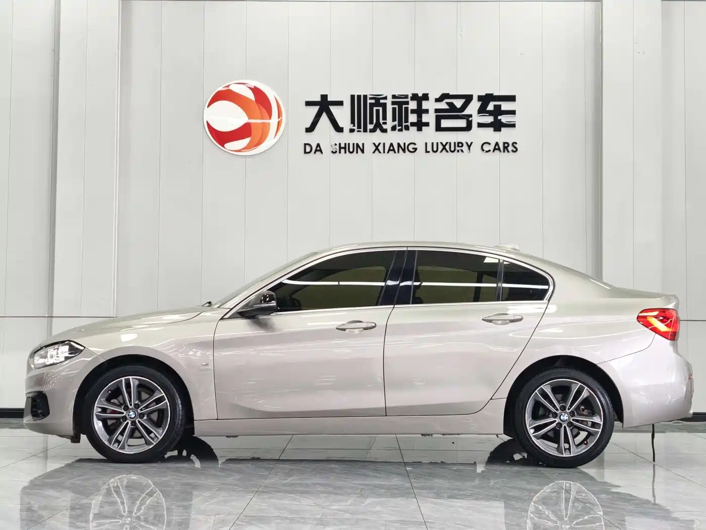 BMW 1 Series 2018 118i Sport Edition фото 3