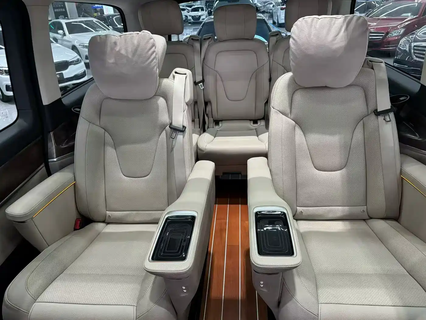 Mercedes-Benz V-Class 2021 V 260 L Long Wheelbase Premium Edition фото 5