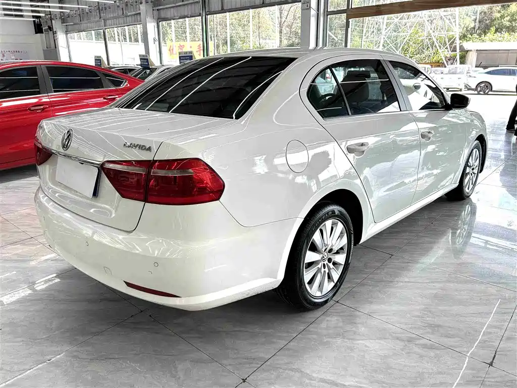 Volkswagen Lavida 2015 1.6L Manual Comfort Edition фото 6