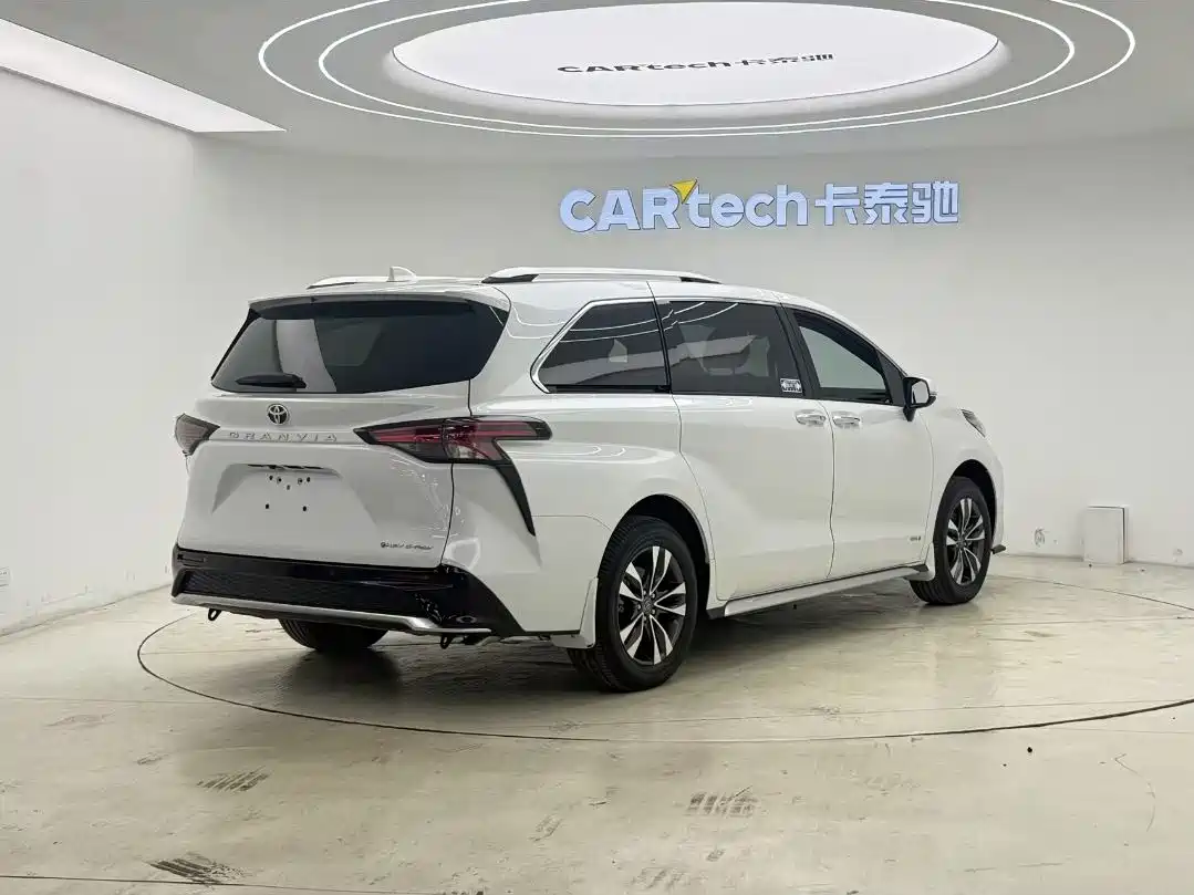 Toyota Granvia 2024 2.5L Hybrid Premium PLUS 4WD Edition фото 2
