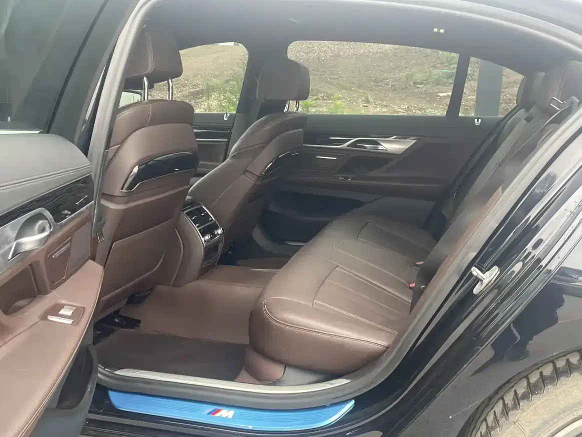 BMW 7 Series 2017 730Li Leading Edition фото 6