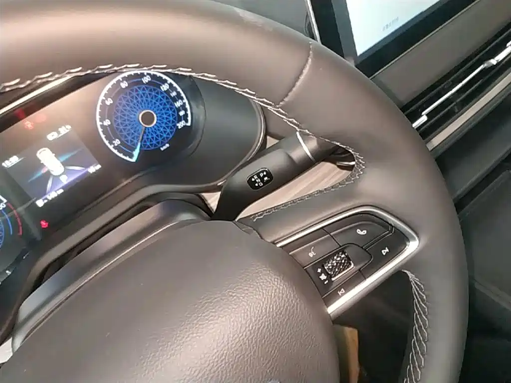 Hongqi E-QM5 2025 Model 500km Travel Edition фото 14
