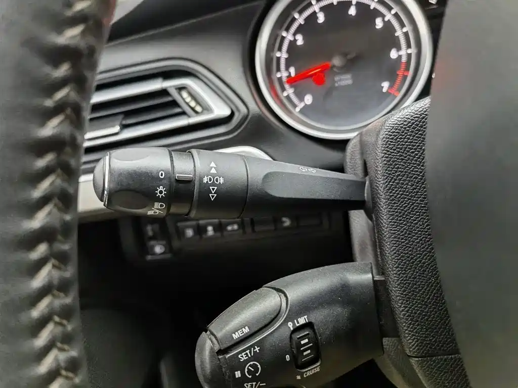Peugeot 408 2015 Model 1.2T Automatic Luxury Edition фото 21