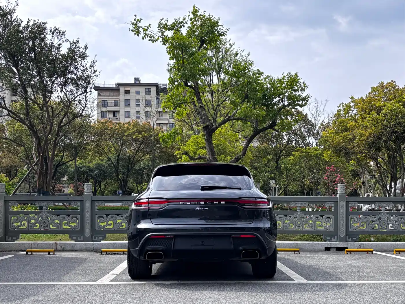PORSCHE MACAN