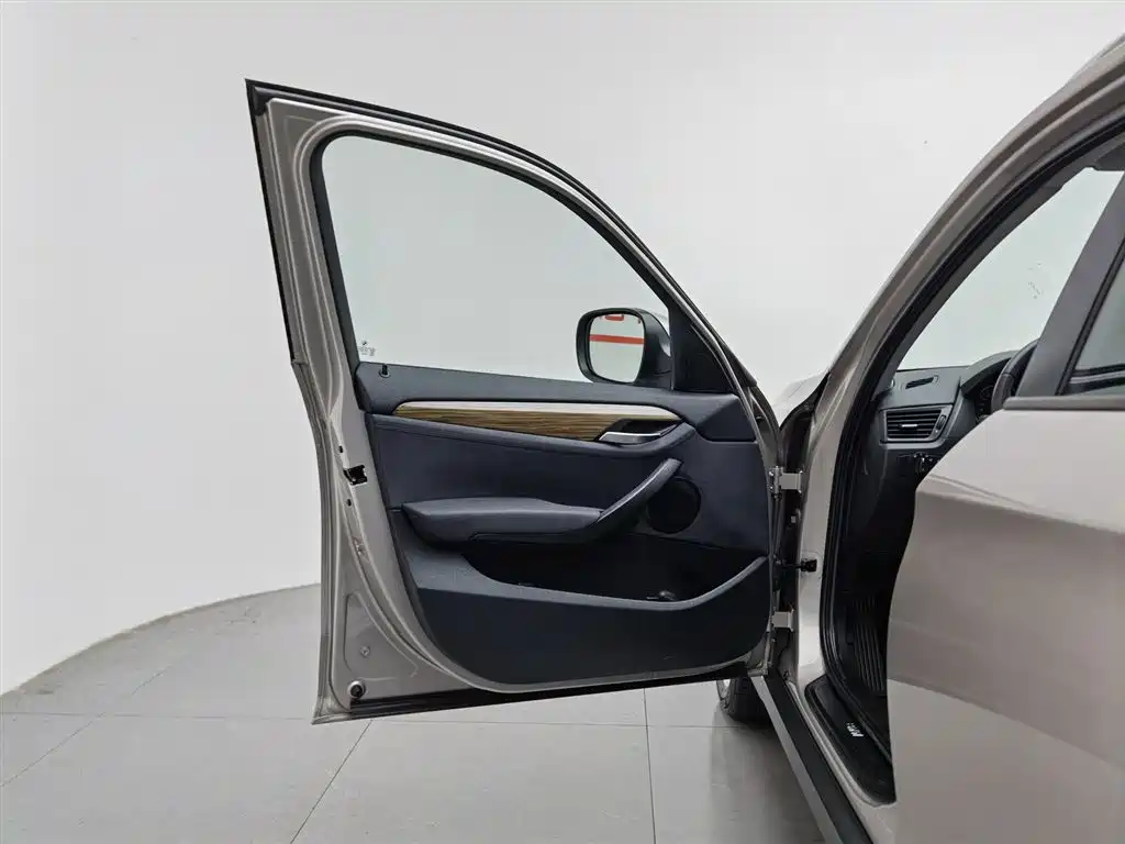 BMW X1 (Import) 2012 xDrive20i фото 8