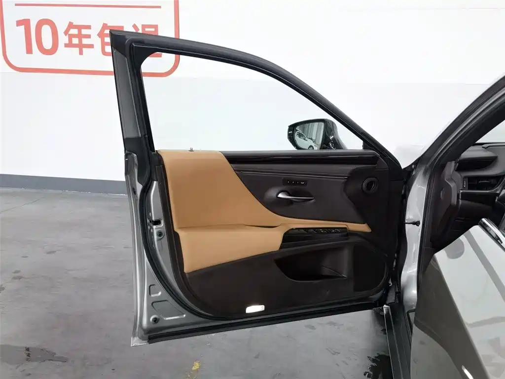 Lexus ES 2020 200 Luxury фото 8