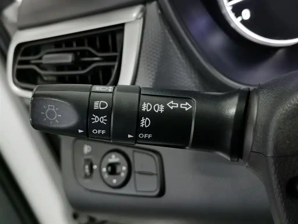 Hyundai Verna 2017 1.4L Manual Color Edition (China V) фото 21