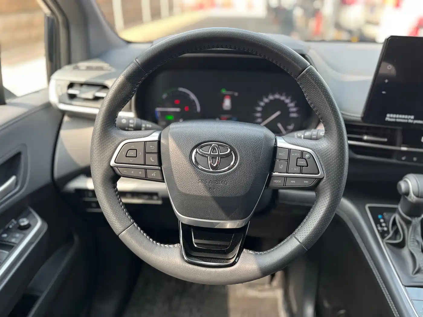 Toyota Sienna 2024 2.5L Hybrid 4WD Premium Edition фото 19