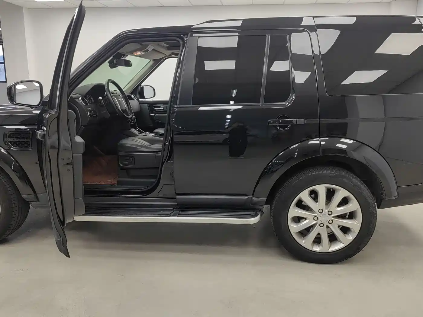 Land Rover Discovery 2015 3.0 SC V6 SE фото 17