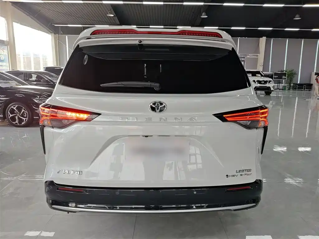 Toyota Sienna 2024 2.5L Hybrid 4WD Premium Edition фото 6
