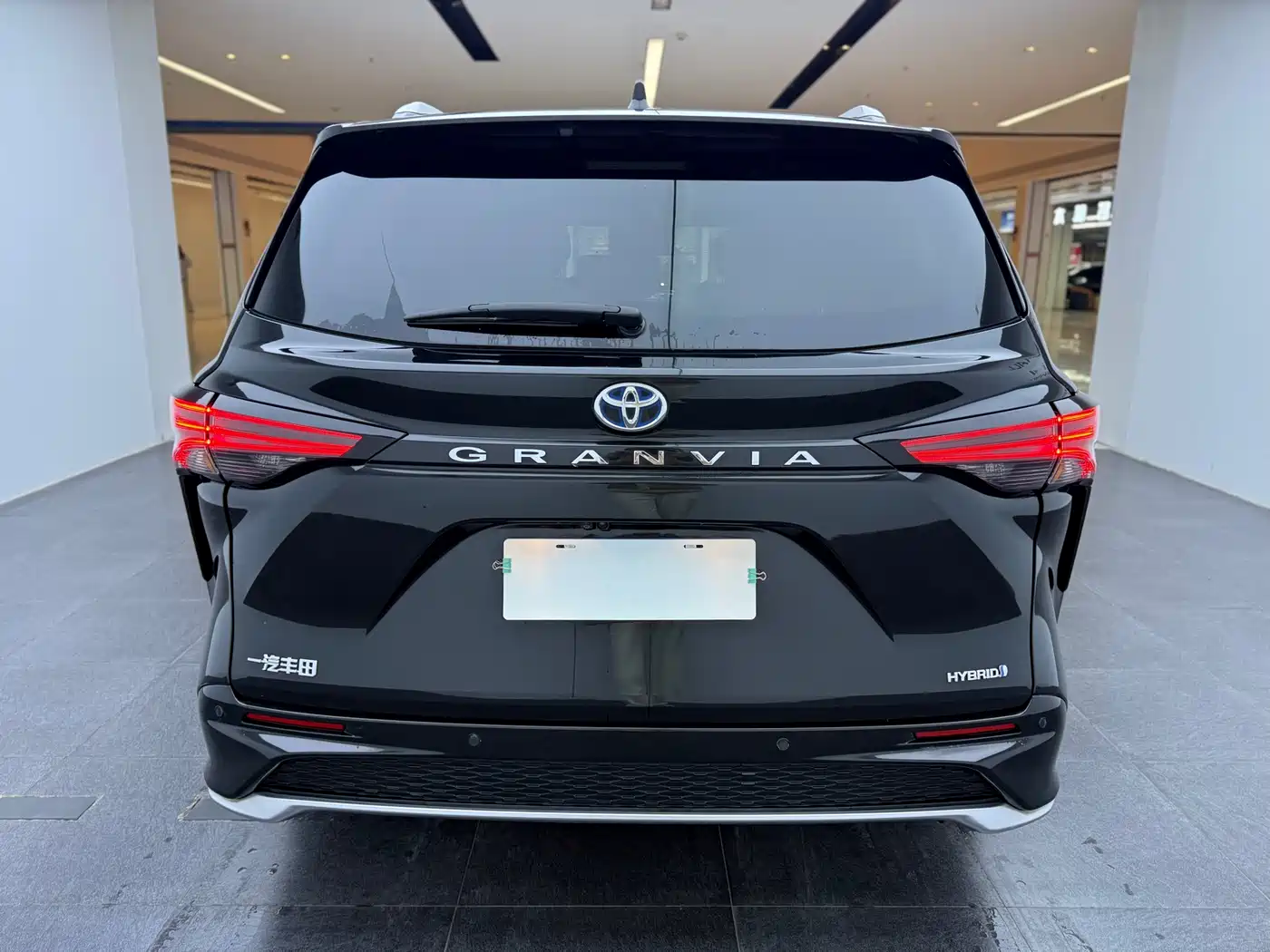 Toyota Granvia 2022 Model Year 2.5L Hybrid Flagship Edition фото 12
