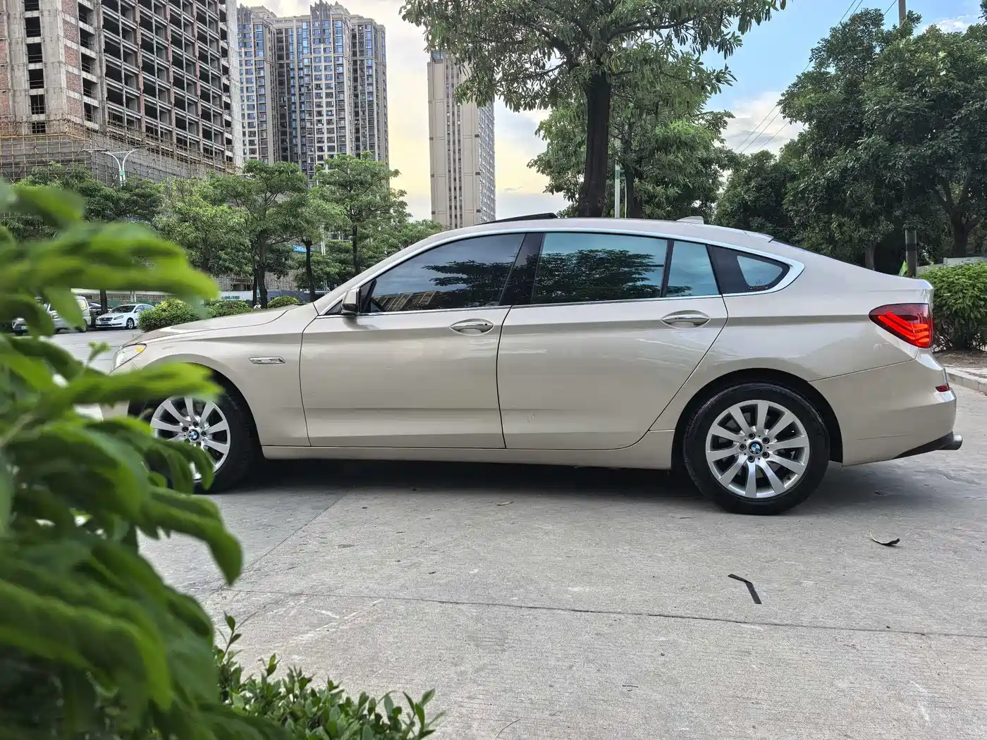 BMW 5 Series GT 2010 535i Leading Model фото 12