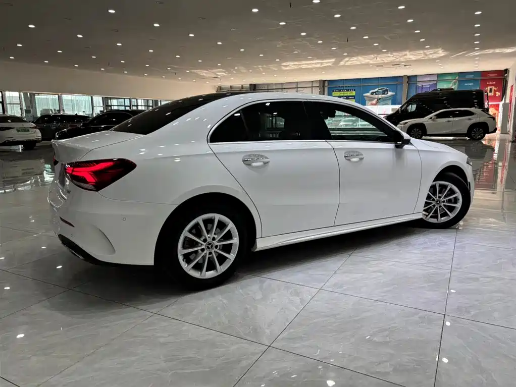 Mercedes-Benz A-Class 2021 A 200 L Sport Sedan Fashion Edition фото 2