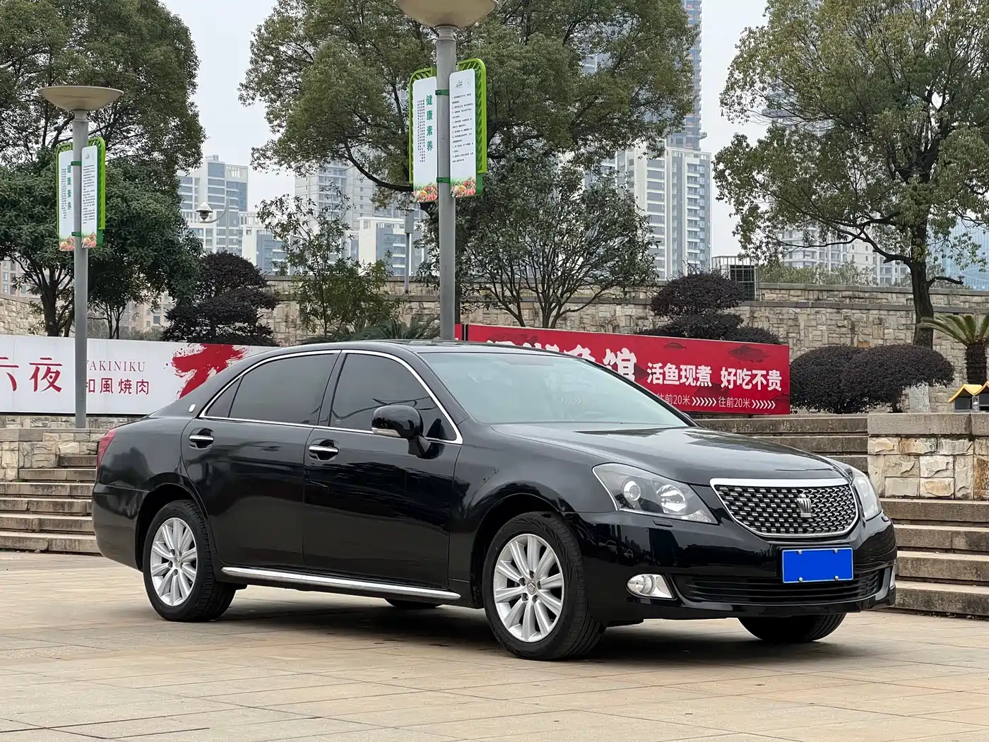 Toyota Crown 2011 2.5L Royal Leather Sunroof Special Edition фото 3