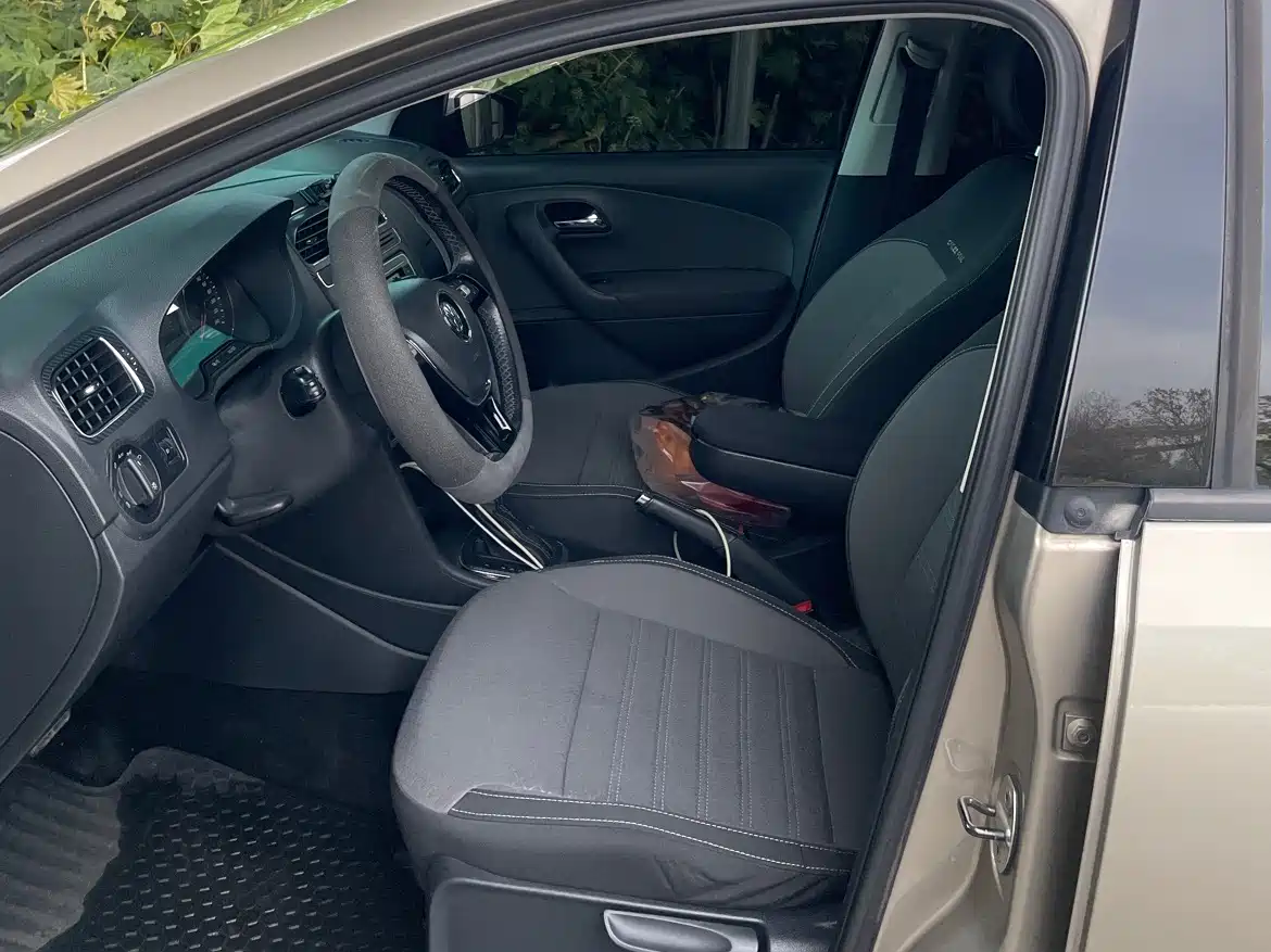 Volkswagen Polo 2014 1.6L Cross Polo Automatic фото 9