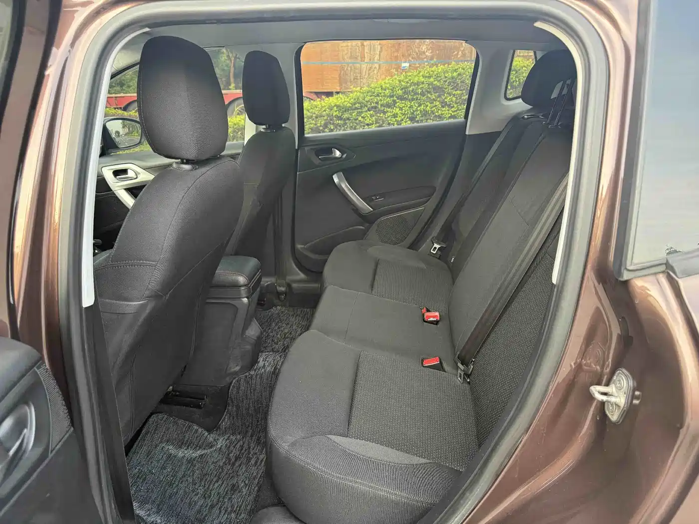 Peugeot 2008 2014 1.6L Automatic Fashion Edition фото 5