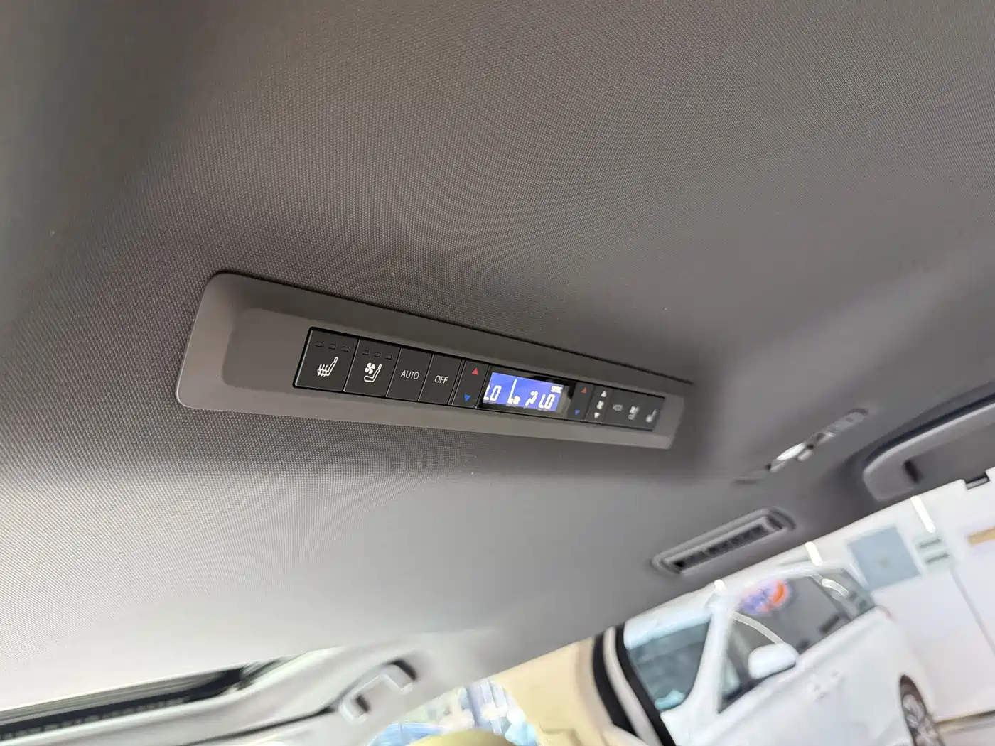 Toyota Sienna 2023 2.5L Hybrid Premium Edition фото 13