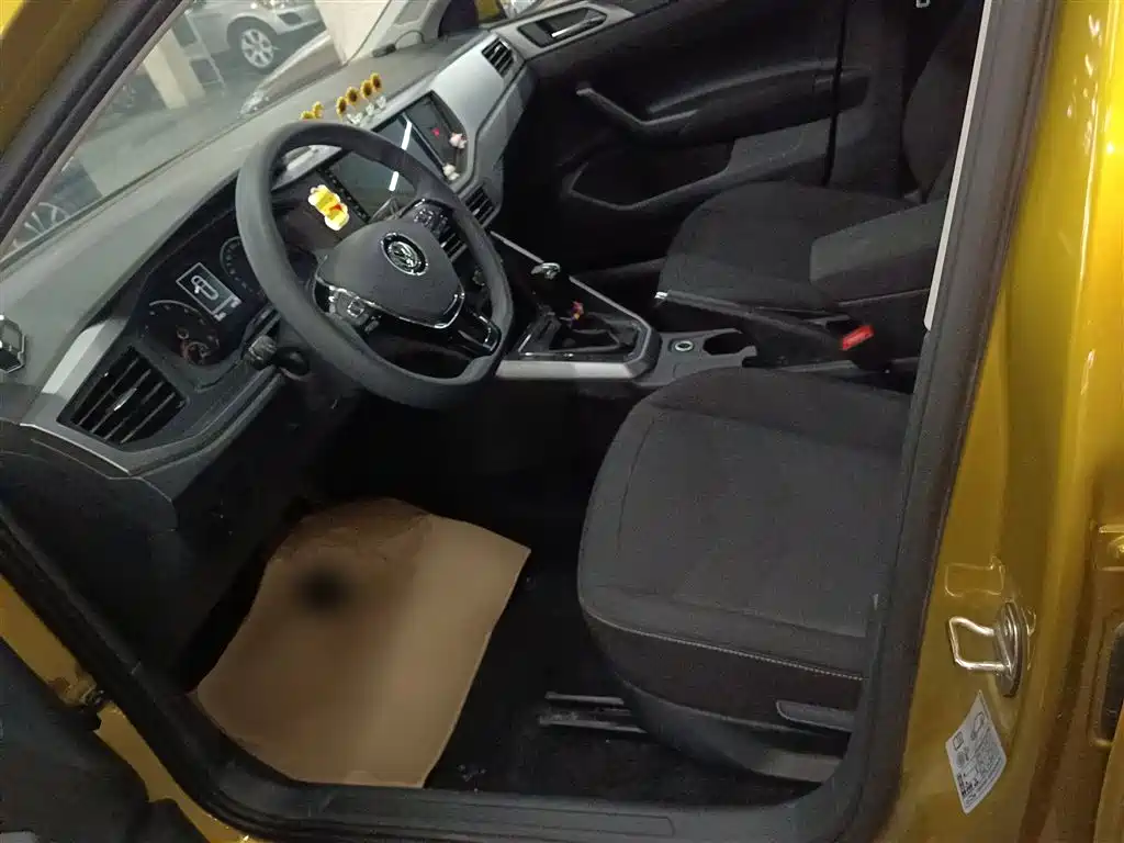 VOLKSWAGEN POLO