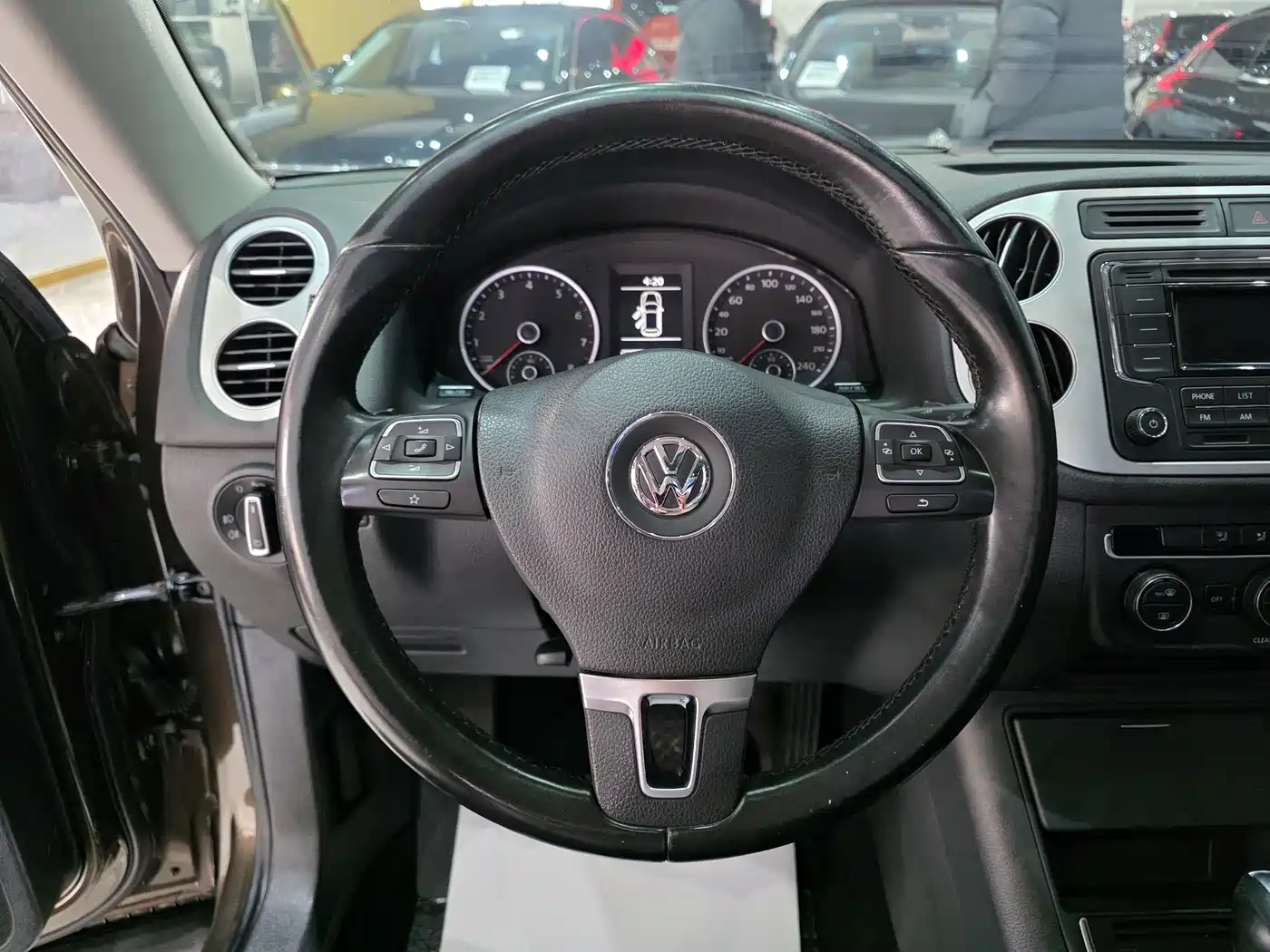 VOLKSWAGEN TIGUAN