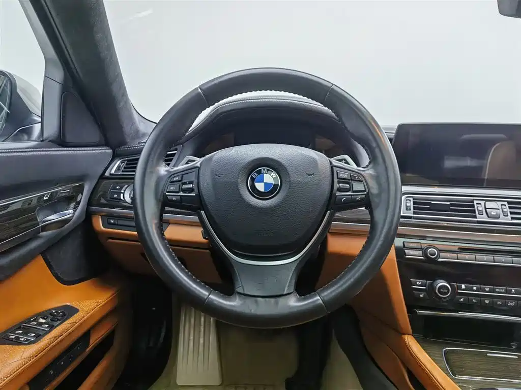 BMW 7 Series 2013 Model 740Li Leading фото 11