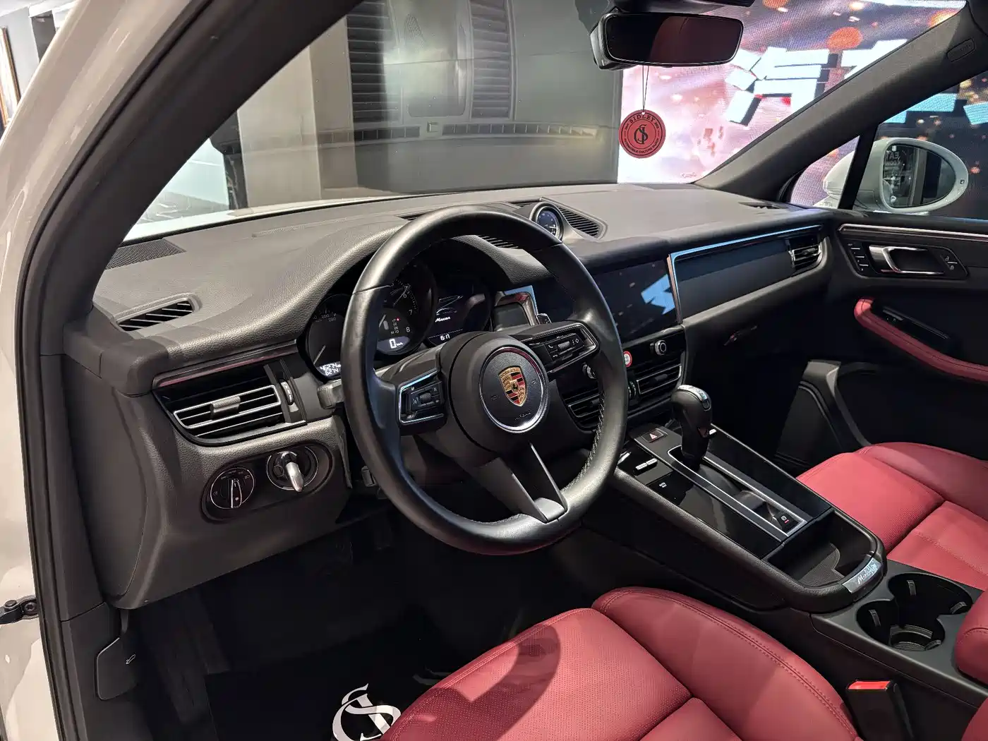 PORSCHE MACAN