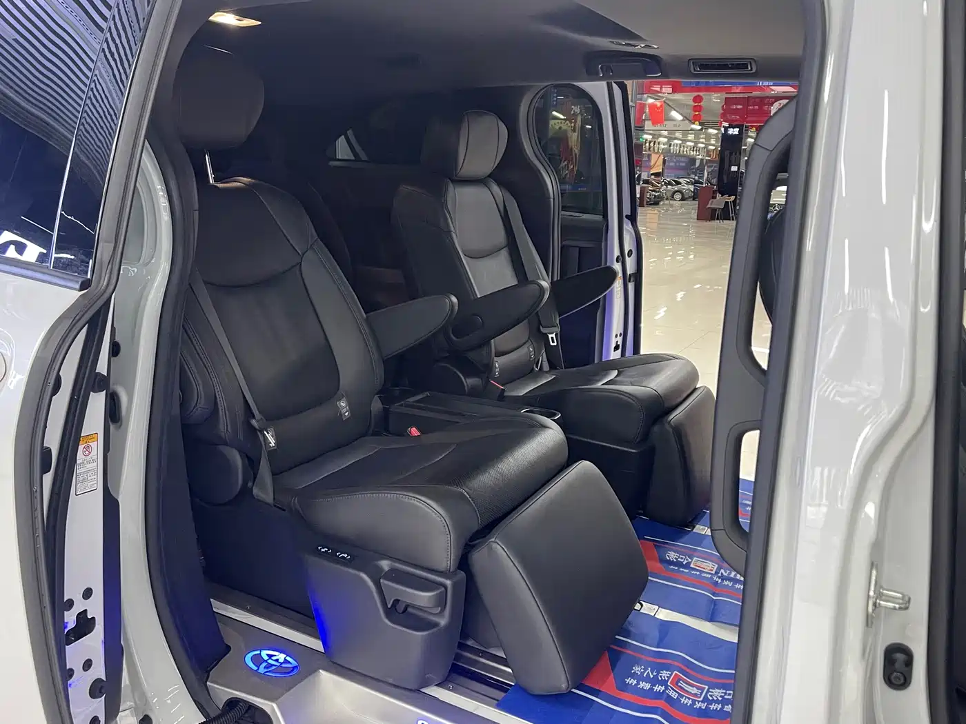 Toyota Sienna 2021 2.5L Hybrid Premium Edition фото 12