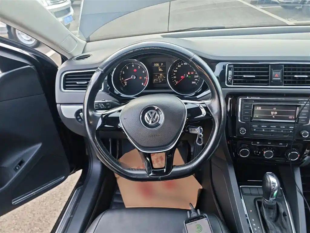 Volkswagen Sagitar 2015 1.6L Automatic Comfort фото 11