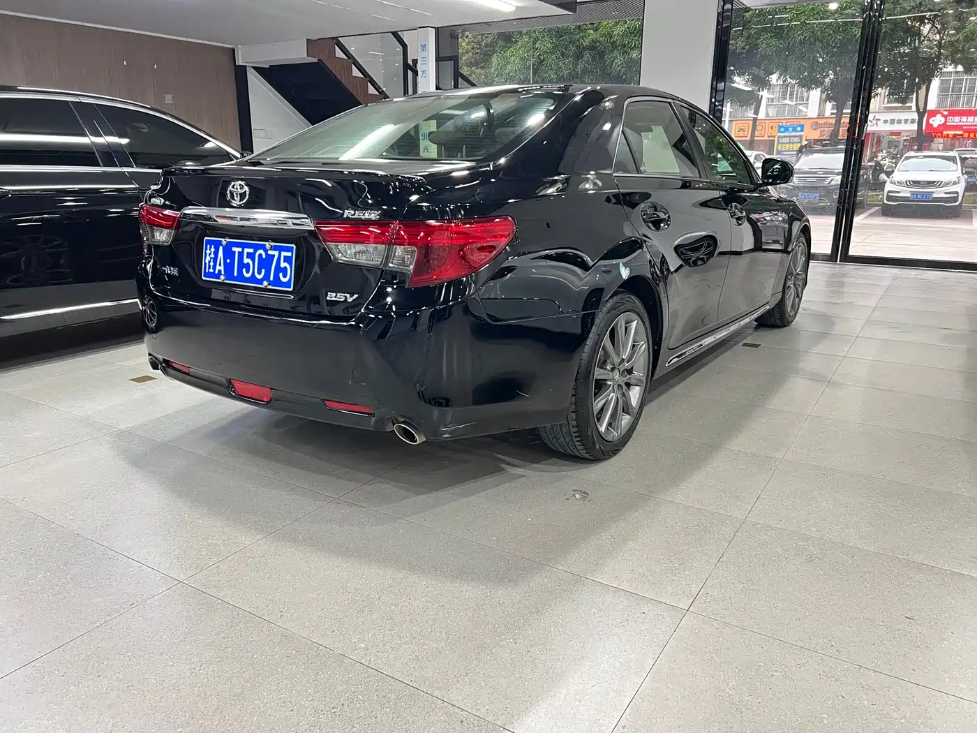 Toyota Reiz 2013 2.5V Premium Edition фото 8