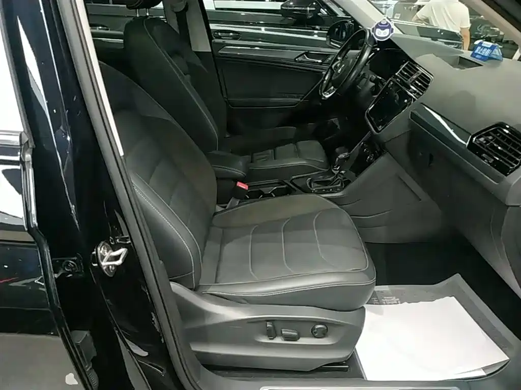 Volkswagen Tiguan L 2021 330TSI Automatic 2WD R-Line Premium фото 25