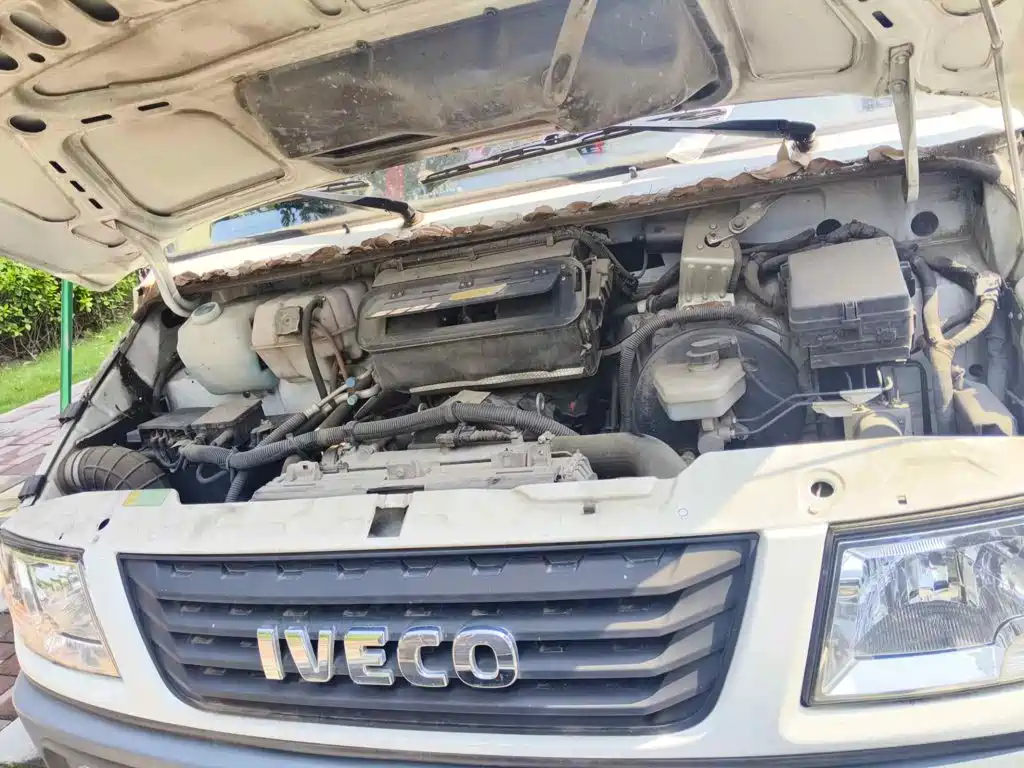 Iveco Daily 2023 2021 Model 2.5T A35 M1 Passenger Vehicle 5-9 Seats Short Wheelbase Medium Roof Dual Tires Sliding Door