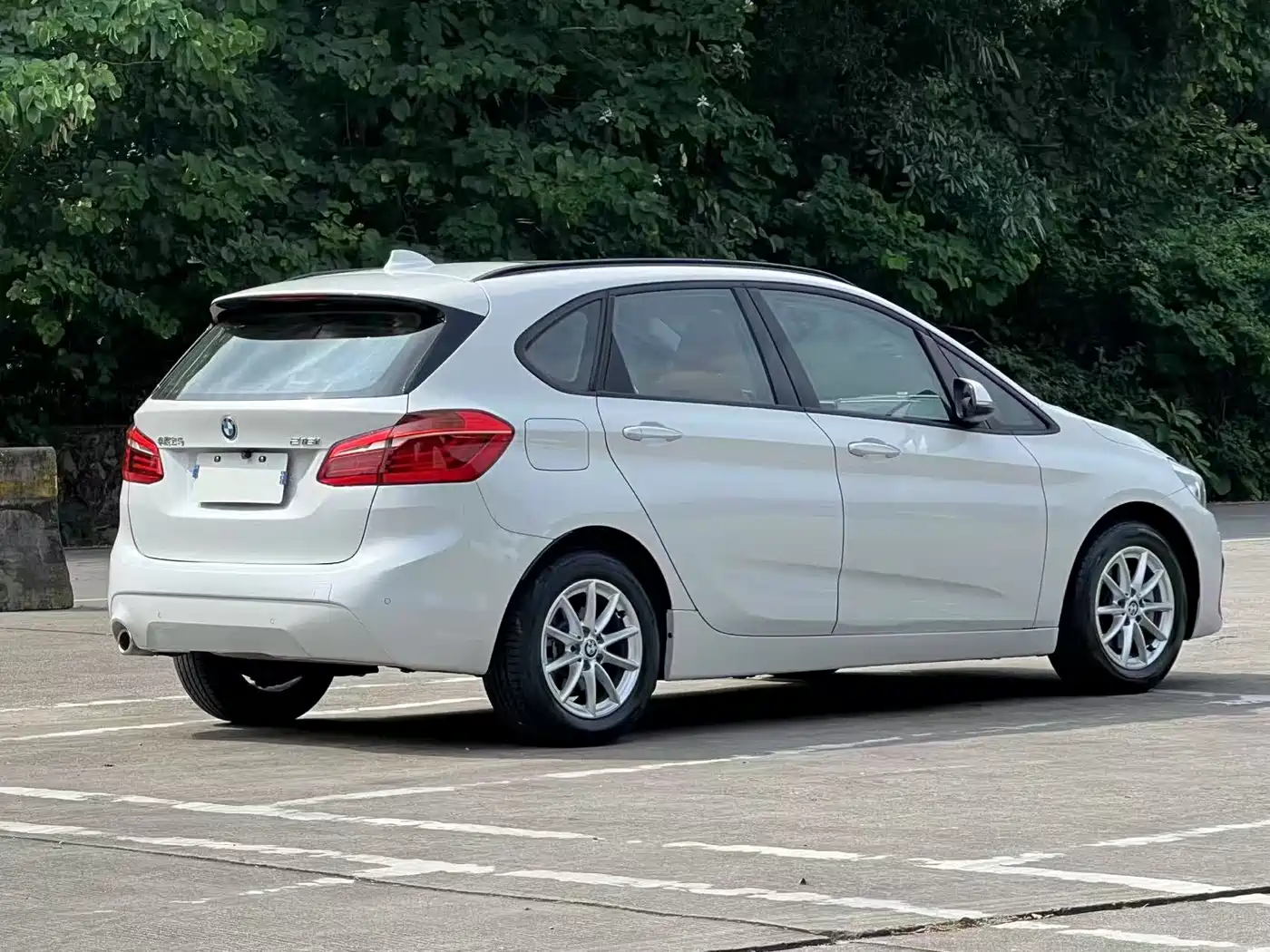 BMW 2 Series Touring 2019 218i Leading фото 4