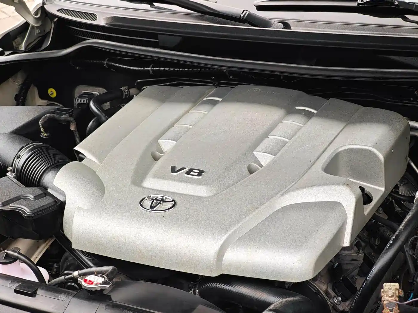Toyota Land Cruiser 2010 Model 4.7L Automatic VX фото 5