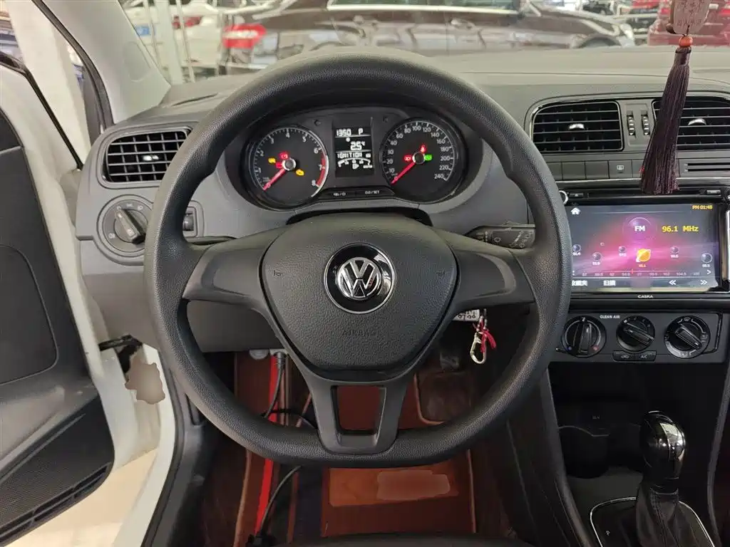 Volkswagen Polo 2016 1.4L Automatic Trend фото 11