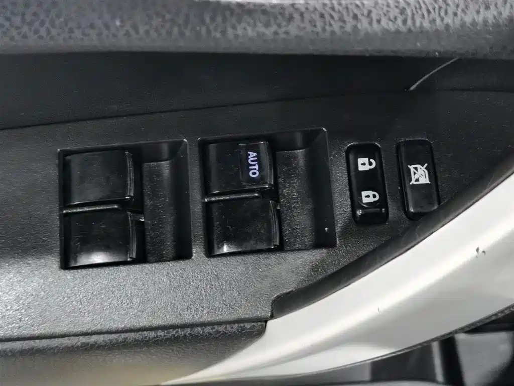 Toyota Corolla 2018 Hybrid 1.8L E-CVT Smart Edition фото 9