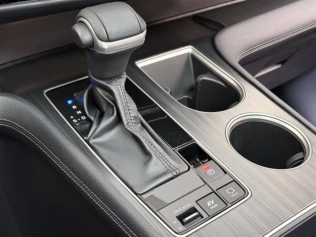 Toyota Sienna 2023 2.5L Hybrid Premium Edition фото 16