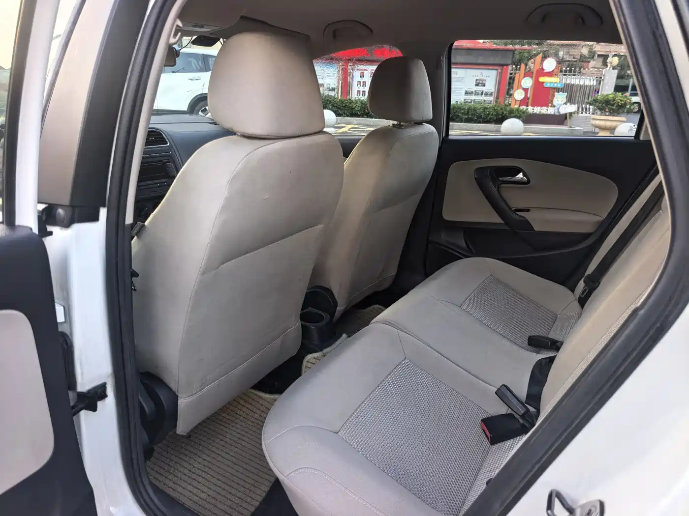 Volkswagen Polo 2013 1.6L Automatic Comfort Edition фото 11