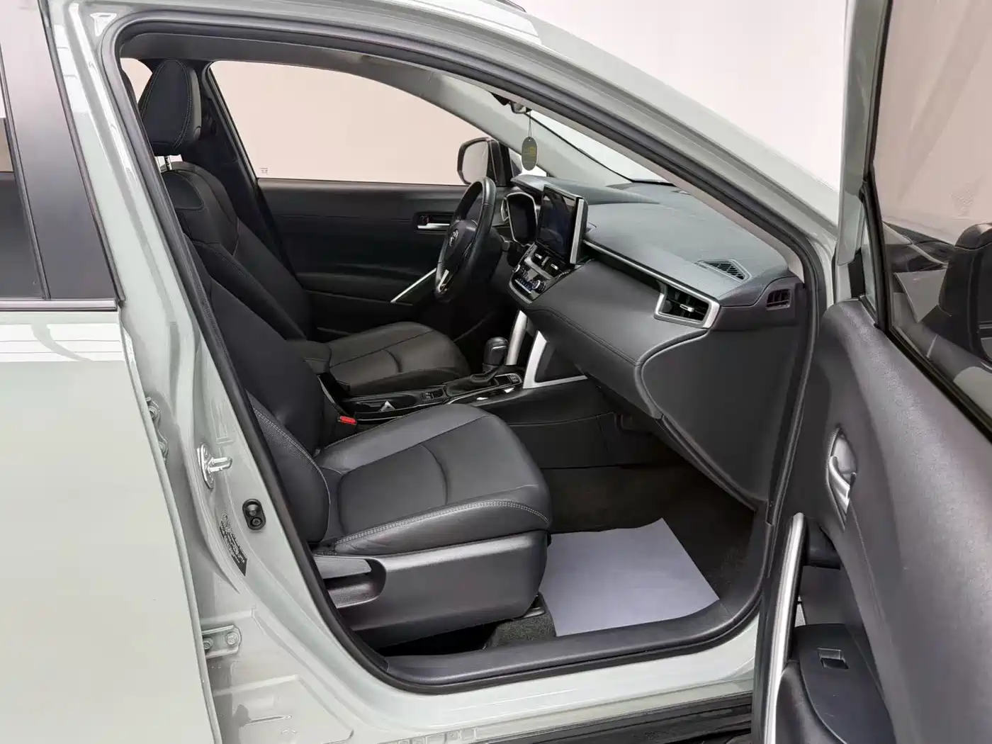 Toyota Corolla Cross 2023 2.0L Premium Edition фото 12