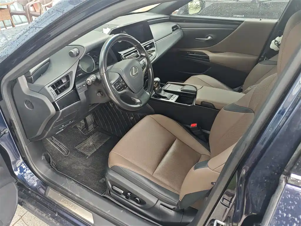 Фото 9 - Lexus ES