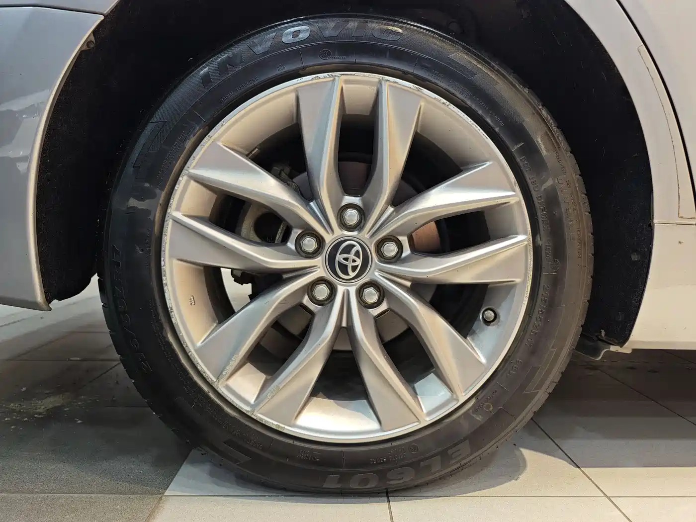 Toyota Avalon 2019 Hybrid 2.5L Luxury Edition China V фото 32