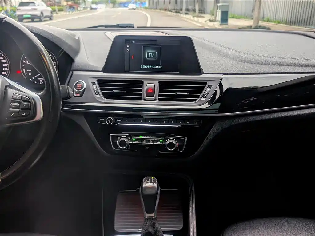 BMW 1 Series 2018 118i Sport Edition фото 22