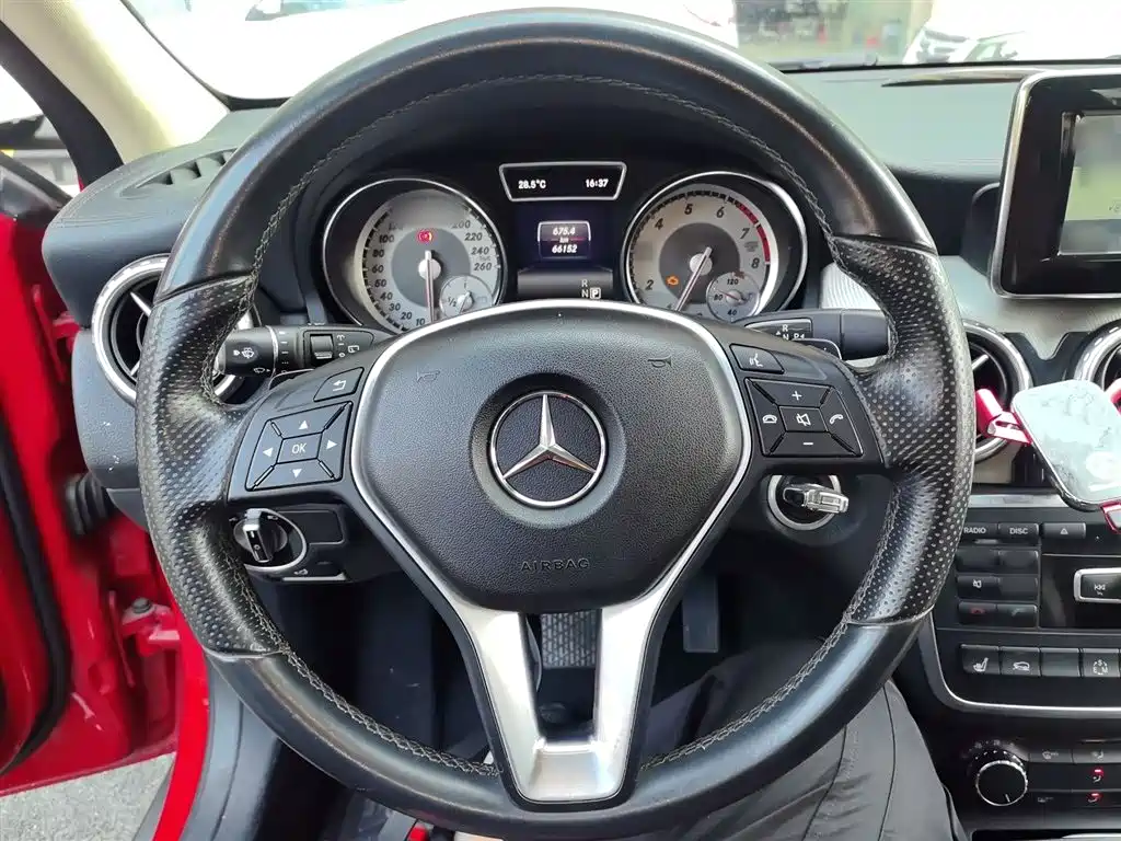Mercedes-Benz GLA 2015 GLA 220 4MATIC Fashion Edition фото 3