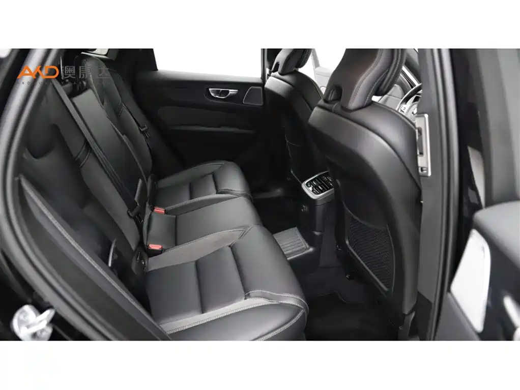 Volvo XC60 Plug-in Hybrid 2026 Plug-in Hybrid Long Range AWD Zhiyuan Polar Night Black Edition фото 8